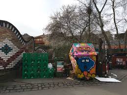 Christiania, insanların duvarların üzerine istedikleri boyamaları yaptığı, kendi evlerini kurduğu ve kendilerine ait kanunlarla yaşadığı özgür ruhlu bir kasaba. Christiania Idylla Czy Nieudany Eksperyment Spoleczny