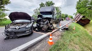 Nie żyje jedna osoba, jest kilku rannych. Tragedia Na Dk8 W Magnicach W Karambolu Zginely Dwie Osoby