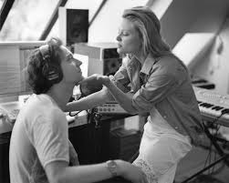 Et c'est tout naturellement que raphaël propose à sa femme, l'actrice mélanie thierry (le dernier pour la route, la princesse de montpensier), avec qui il vit depuis quinze ans, de chanter en duo ce texte. Bruce Weber