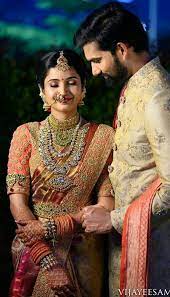 Pin By Arna On Gold Jewelry Indian Wedding Poses Bride Groom Photoshoot Wedding Couple Poses Photography