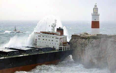 El naufragio del carguero MV Fedra tras chocar contra los acantilados de  Punta Europa en Gibraltar. El incidente ocurrió el 10 de octubre de 2008,  cuando una tormenta extremadamente fuerte con vientos