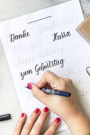Die meisten glauben, dass es keinen sinn macht, buchstaben zu zeichnen, wenn es nicht möglich ist, mindestens einige stunden pro tag für diese aktivität zu. Ubungsvorlage Fur Brush Lettering Worter Lettering Lettering Lernen Typografie Und Handlettering