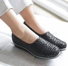 The shoes which are suitable for people with collapsed or low arches are: Best Favorite Shoes And Brands For Flat Feet Barkingdogshoes