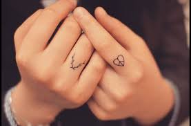 Tatuajes Para Parejas 60 Tattoos Mas Romanticos Con Significado Tatuajes En Los Dedos Tatuaje Dedos Mano Tatuaje Pequeno En La Mano