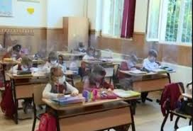 PRIMA ZI DE ŞCOALĂ. Cum se desfăşoară cursurile la clasa I într-o şcoală din Bucureşti: jumătate dintre elevi din clasă, jumătate acasă