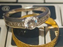 Cincin permata yang biru setahun yang lalu kau berikan. Tak Suka Pakai Cincin