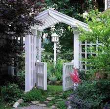 Pergola Gartentor 12 Ideen Fur Sichtschutz Und Gemutlichkeit Gartentore Gartengestaltung Cottage Garten