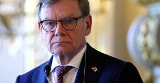 Japanese warships visiting Hamburg, Germany! Normal Europeans, and their  Governments, loves and welcomes Japan! A free Western democracy and ally of  the free world.