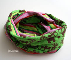 Bindet man sich den schlauchschal mit einer zweiten umdrehung um den hals, dann tragen sie ihn wie einen rollkragen oder eng anliegenden schal zum wärmen. Nahanfangeranleitung Loopschal Nahen In Zwei Varianten Mamahoch2