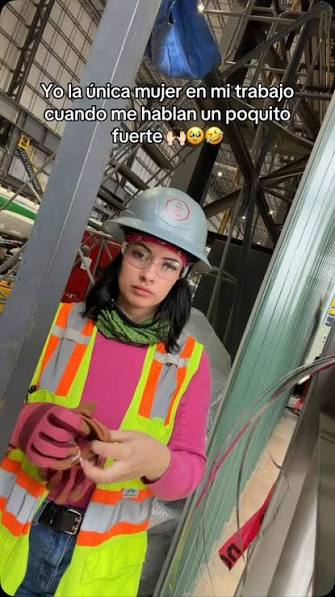 Una mujer electricista se ha vuelto viral en redes sociales luego de  mostrar su trabajo con gran seguridad y profesionalismo. Con su casco, sus  herramientas y toda la experiencia necesaria, logró llamar