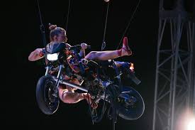 フロレンティナ・ホルツィンガー 『Tanz （タンツ）』── ユートピアかディストピアか 女性の裸から見えてくるもの ／ 西田留美可 –  Webマガジン「シアターアーツ」