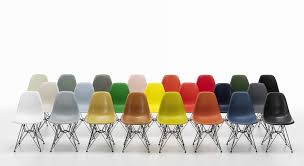 None of their other designs come as close to achieving this ideal as the plastic chairs. Neue Farbpalette Fur Die Eames Plastic Chairs Von Vitra Markanto