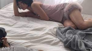 瀧本美織、ベッドで無防備に…キャミ姿でプールに カレンダー撮影のメーキング映像公開 - YouTube