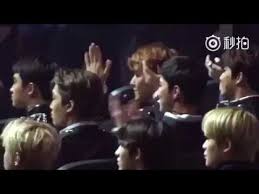 170408 Exo Reaction To Atf Won Award 2017 5th V Chart Awards