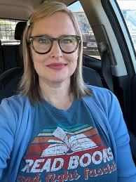 Tienes una nueva mención en los hilos. Hola, guapo... No puedo creer que  por fin hayamos conectado. Llevo un tiempo observándote, esperando que me  vieras. Ahora que me has visto, me parece