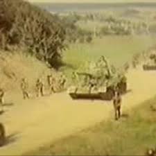 Un caine speriat sta cu capul plecat, evita contacul vizual, are urechile date pe spate si coada intre picioare. Pe Aici Nu Se Trece Pe Aici Nu Se Trece 1975 Film Cinemagia Ro