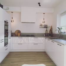 witte keuken met zwarte handgrepen witte keuken keuken ontwerp keuken
