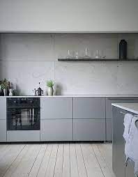 Bohemian grey and white kitchen. 10 Graue Kuchen Die Sie Nie Mehr Verlassen Mochten Kitchen Layout Kitchen Decor Minimalist Kitchen Design