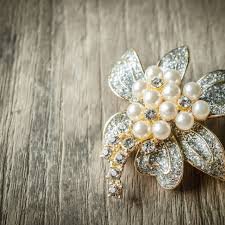 how to identify and date old brooch styles