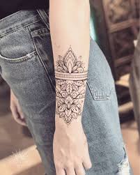 Wrist And Bracelet Tattoos For Women Men Page 13 Of 37 Armband Tattoos Tattoos Frauen Handgelenk Tattoos Fur Frauen
