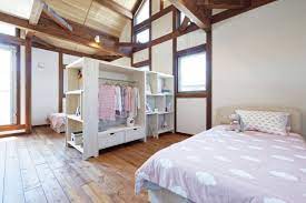 収納棚で仕切るオープンな子供部屋 部屋を壁で仕切らないことで 家族のコミュニケーションを増やす 開放的な空間づくりが可能に 兄弟姉妹の共用スペースを作ることで 小さいうちは遊び場を広く取れ より仲良しに 無垢材で体に優しい ぬくもりを感じる家に