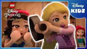 WALL•E mostra a EVE la sua tana