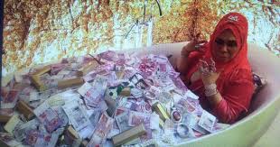 Nilai anggaran untuk pembikinan mv ini memakan perbelanjaan sebanyak 1 juta ringgit. Showbiz Uproar As Datuk Seri Vida Bathes In Money For New Music Video