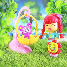 2 Mojipops Divirtiendose Con Una Muneca Pinypon En Un Jardin Imagenes De Juguetes Ornamentos De Navidad Juguetes
