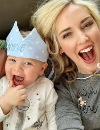E' nato a los angeles leone il figlio di chiara ferragni e fedez ma la notizia non è stata divulgata perché sul lieto evento vige unaimportante esclusiva con unsettimanale italiano pagata fior di quattrini.insomma appena nato e ilpiccolo leone è già un bravo influencer anche lui. Tanti Auguri Al Piccolo Leone Il Figlio Di Chiara Ferragni E Fedez Compie Un Anno La Repubblica