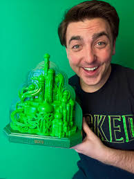 To Oz? To Oz!! 📸: @ericissomewhere • • • • #wizardofoz #theatre #oz  #actorslife #scarecrow #musicaltheatre #arizona #actor #marquee