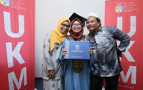 Ijazah sarjanamuda perakaunan dengan kepujian dengan pngk yang baik dari ukm atau institusi pengajian tinggi lain yang diiktiraf oleh senat ukm; Waris Anak Orang Asli Temuan Penduduk Asal Tapak Ukm Terima Ijazah Sarjana Muda Perakaunan Ukm News Portal