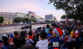 Hut ri adalah merayakan dalam sejarah momen hut dimana bangsa ri memproklamasikan pembebasan. Hari Kebangsaan Dirai Meriah Penuh Semangat Patriotik