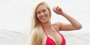 Seksinya Heidi Montag dengan bikini merah | merdeka.com