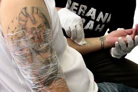 Tato keren di kaki seorang wanita gambar tato 2019 hd. Paling Populer 20 Gambar Kartun Muslimah Gandengan Tangan Bagaimana Hukum Pakai Tato Dalam Islam Ini Penjelasan Ulama Wanita Tato Tato Punggung Gambar Tato