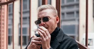 Ein Mann macht ein Foto von sich mit seinem Handy Foto