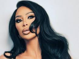 Keisli Alia: Ju rrëfej të vërtetat pas shkëlqimit të rrjeteve sociale/  Rrëfehet blogerja: Nga pagesat, te puna si juriste