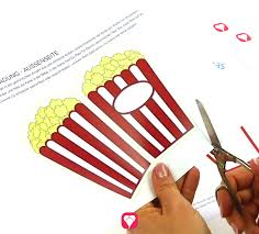 Diese vorlage für einen kinobesuch zu zweit mit getränk und popcord eignet sich. Popcorn Karte Als Kino Einladung Oder Kino Gutschein Balloonas Com