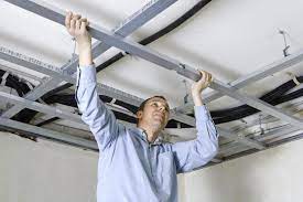 Die unterkonstruktion im trockenbau besteht entweder aus verzinktem stahlblech oder holz. Die Decke Mit Einer Metall Unterkonstruktion Abhangen