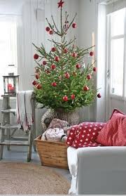 Stell Deinen Kleinen Baum Auf Ein Podest Rote Kugeln Kuschelige Decken Tadaa Weihnachten Dekoration Schwedische Weihnachten Vibeke Design