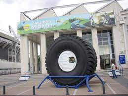 Actuellement, aucun manufacturier n'est capable de recycler un pneu de cette taille. Le Musee De L Aventure Michelin Le Plus Gros Pneu Du Monde Bild Von L Aventure Michelin Clermont Ferrand Tripadvisor