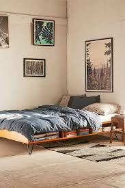 Aufgrund ihrer besonderen bauweise zeichnen sich massivholzbetten mit stauraum in der regel durch komforthöhe aus, was ihnen den einstieg ins bett sowie den ausstieg aus dem bett deutlich angenehmer macht. Bett Selber Bauen Ein Paar Schone Ideen In Sachen Diy Bett
