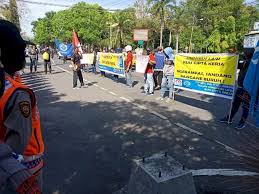 Pabrik maspion pucuk lamongan / ciptakan kamtibmas polsek ngimbang bersama tni patroli. Thr Belum Dibayar Buruh Pabrik Pt Sgs Unjuk Rasa Harianbangsa Net