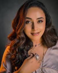 One thing that will never be permanent in my life is Straight Hair … 🤪 .  Click @pearle_productions MUA @nizanmakeovers Jewellery : @saltstudio