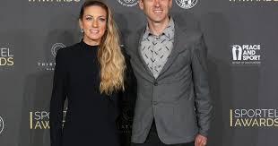 É a única ciclista da história que venceu os campeonatos mundiais de estrada, ciclocross e mountain bike em um período de 12 meses. Pauline Ferrand Prevot Et Julien Absalon Le Couple S Offre Une Grande Soiree Avec Le Prince Albert Purepeople