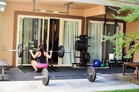 El crossfit es un modelo de entrenamiento funcional, mismo que se basa en un enfoque de entreno transversal, que mezcla las principales actividades pese a lo complejo que parezca, también es posible desarrollar ejercicios de crossfit en casa, de hecho, cada vez más personas montan. Crossfit En Casa Rutina Para Mantenerse En Forma