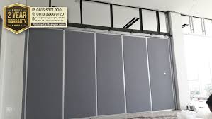 Sekat ruangan tamu menjadi bagian penting untuk sebuah rumah.memiliki fungsi vital sebagai pembatas atau penyekat ruang keluarga dan ruang tamu. Pireki Partisi Ruangan Pintu Geser Minimalis Surabaya