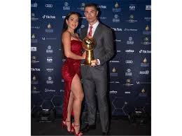 Scopri subito migliaia di annunci di privati e aziende e trova quello che cerchi su subito.it. Georgina Rodriguez Conquista Dubai E Offusca Ronaldo Abito Rosso Con Spacco Corriere It