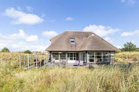 Das ferienhaus de woezel liegt ruhig und geschützt am rand einer ferienhaussiedlung (bild) am rande des ortes ballum (bild). Villa Zee Nes Ameland 13 Bewertungen Fewo In Holland