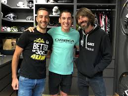 El primer maillot gobik edición especial aleix espargaró, mostraba su inseparable número 41 sobre un fondo oscuro. Imparables Trio Imparable Santi Millan Aleix Espargaro Facebook