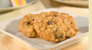 Battre La Margarine Becel Or Le Fromage A La Creme Et La Cassonade Dans Un Grand Bol Avec Un Malaxeur Electrique Jus Carrot Cake Cookies Cake Cookies Recipes